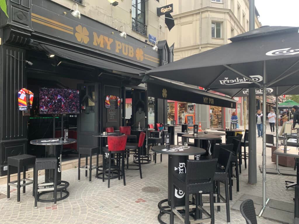 Vue extérieure de My Pub Rouen avec son design distinctif noir et doré