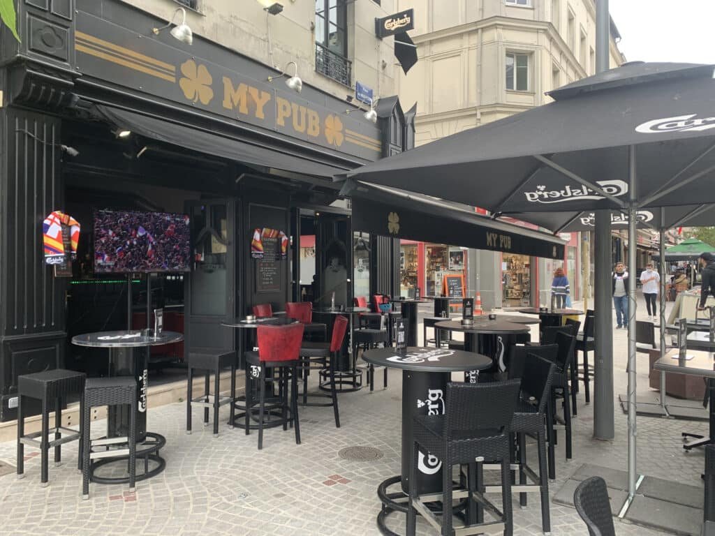 terrasse extérieure de My Pub Rouen équipée de tables et chaises pour les clients