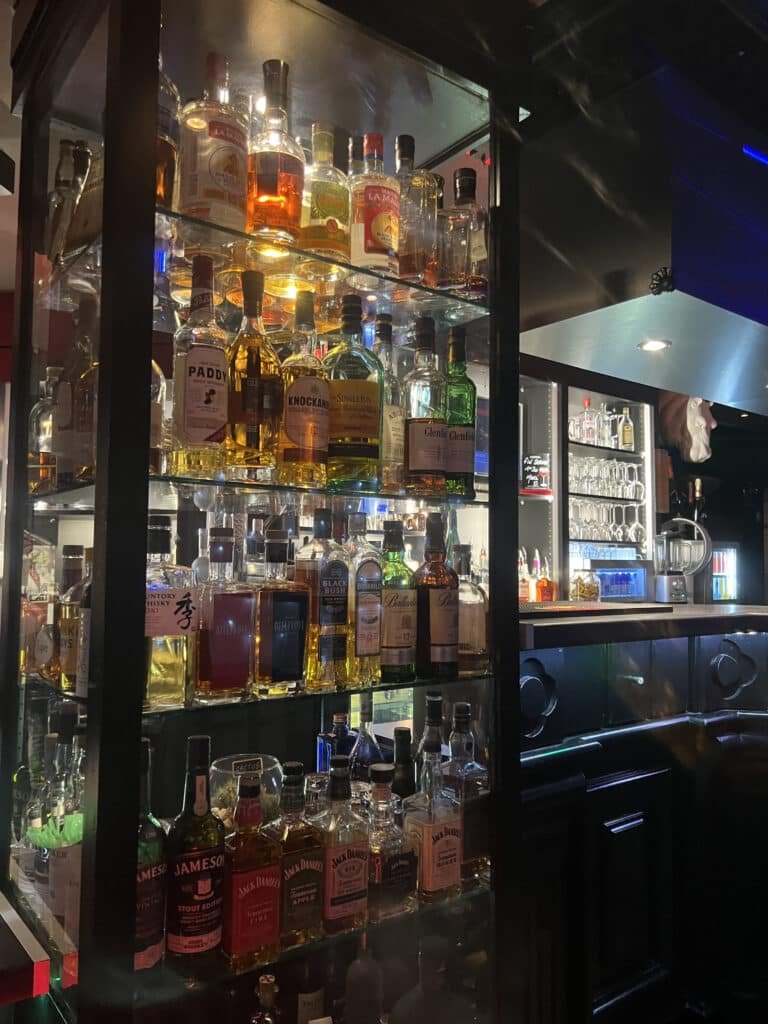 Vitrine de boissons variées, dont des whiskys et des rhums, à My Pub Rouen